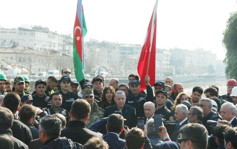 Cumhurbaşkanı Erdoğan ile Bahçeli deprem bölgesinde... Erdoğan: Yeni konutlar 4 katı geçmeyecek