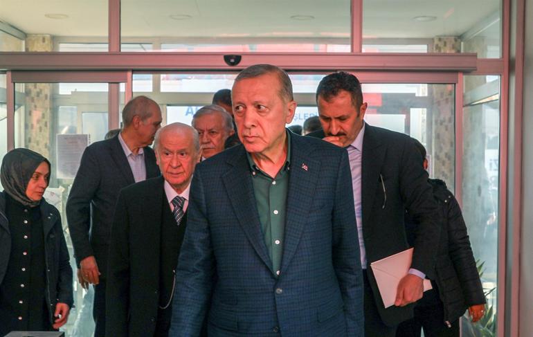 Cumhurbaşkanı Erdoğan ile Bahçeli deprem bölgesinde... Erdoğan: Yeni konutlar 4 katı geçmeyecek