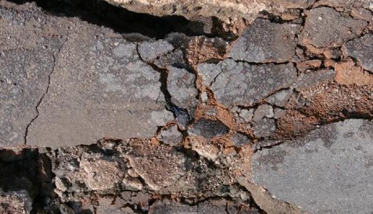 Hataydaki depremde bazı yollar çöktü