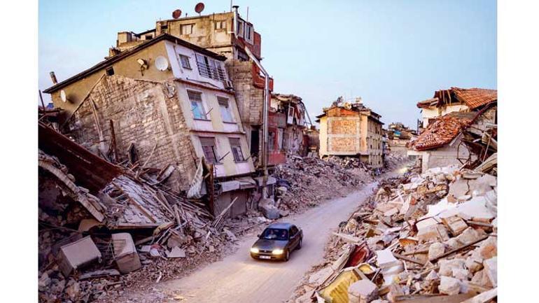 Türkiye nefesini tuttu... Sarsmaya devam mı edecek Hataydaki depremler Türkiyenin yüreğini ağzına getirdi
