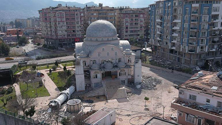 Etrafındaki binalar büyük hasar aldı Hataydaki otel sapasağlam ayakta kaldı