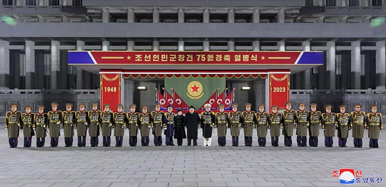 O, atasının yanında tam ölçülü fotolar verir, amma adı və yaşı açıqlanmır... Şimali Koreya lideri Kim Çen Inın qızı haqqında nə bilirik?