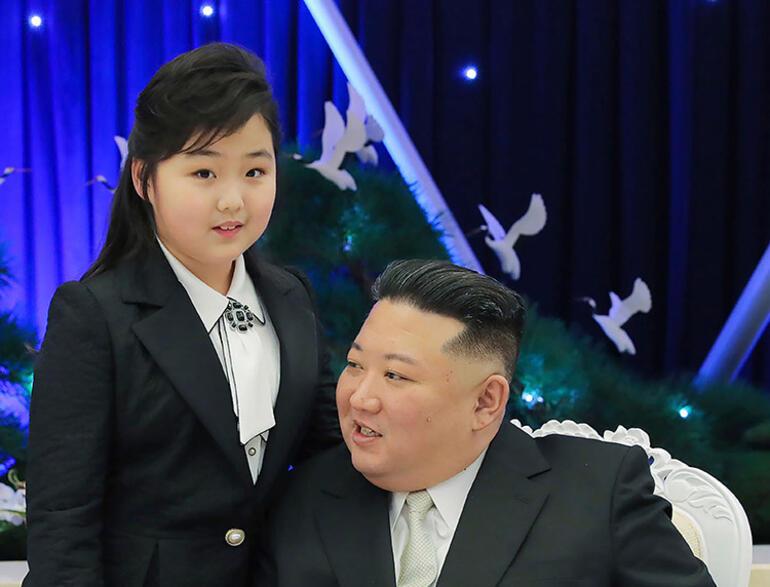 O, atasının yanında tam ölçülü fotolar verir, amma adı və yaşı açıqlanmır... Şimali Koreya lideri Kim Çen Inın qızı haqqında nə bilirik?