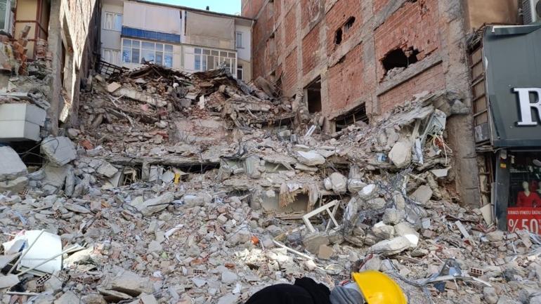 Depremde yıkılan binaların betonundan ahşap ve kil çıktı