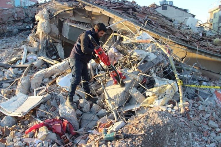 Depremde yıkılan binaların betonundan ahşap ve kil çıktı