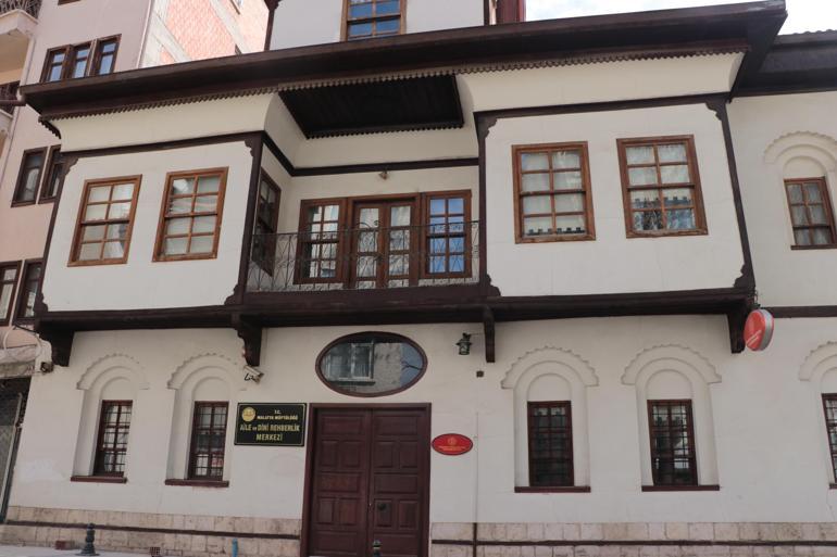 Sokak yerle bir oldu Malatyada tarihi Beşkonaklar ayakta kaldı