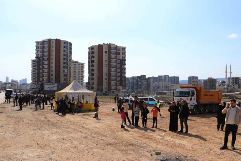 Evlerinin yıkımını gözyaşları içinde izlediler