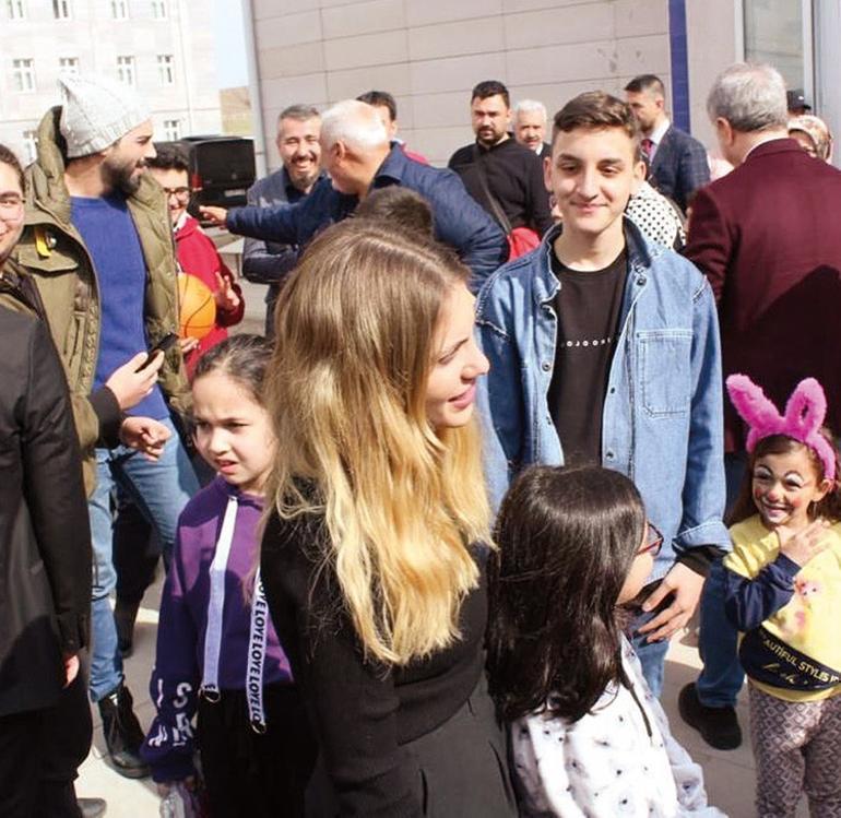 Yıldız Çağrı Atiksoy, Hatice Şendil, Şükrü Özyıldız ve Eda Eceden depremzede çocuklara ziyaret: O gözlerde mucize var