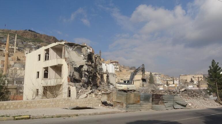 Mardinde tarihi dokuyu bozan bina yıkılıyor