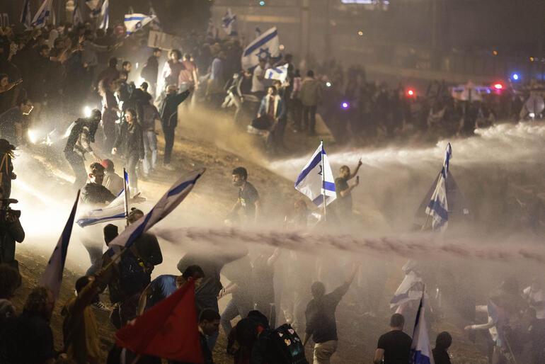 Son dəqiqə: İsraildə böhran... On minlərlə insan küçələrə axışdı Netanyahudan flaş hərəkət