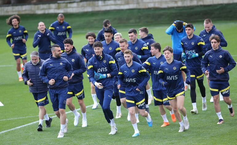 Fenerbahçede derbi hazırlıkları 5 isim antrenmana katılmadı...