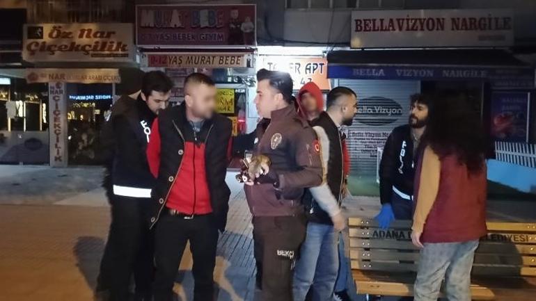 Adanada şüphe üzerine durdurulan araçtan ruhsatsız silahlar ve uyuşturucu çıktı