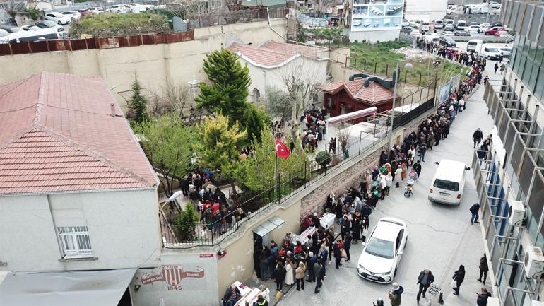 Ayın Biri Kilisesinde metrelerce kuyruk