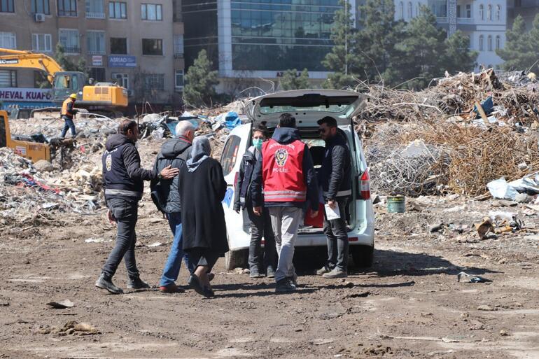 Polis ekipleri enkazda bulunan 500 bin TLlik altını sahibine teslim etti