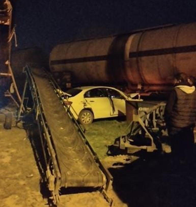 Diyarbakır’da faciadan dönüldü Otomobil, yük trenine çarptı