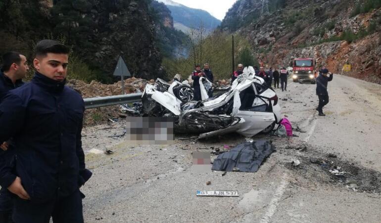 Adanada otomobilin üzerine kaya düştü: 4 öğretmen feci şekilde can verdi