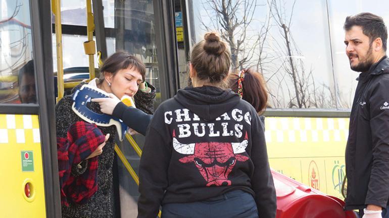Ataşehirde İETT otobüsü ile bariyer arasında sıkışan motosikletli yaralandı