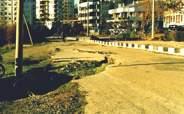 Otopark olarak kullanılan yolda kapatılan yarıkların, 21 yıl önceki fotoğrafları ortaya çıktı