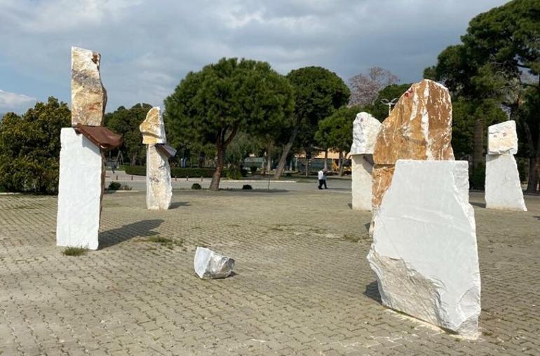 İzmirdeki Gavur Mahallesi sergisi saldırıların hedefi oldu