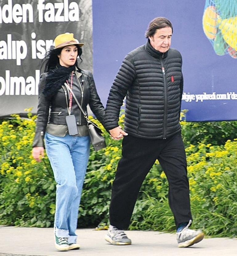 Usta oyuncu sevgilisiyle parkta el ele