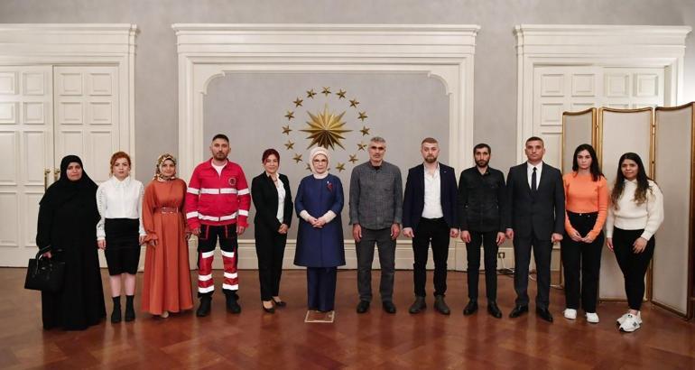 Emine Erdoğan, depremzede ve gönüllülerle iftarda bir araya geldi