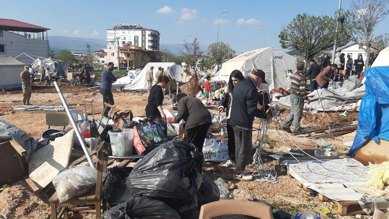 Pazarcıkta hortum... Depremzede çadırları uçtu: Yaralılar var