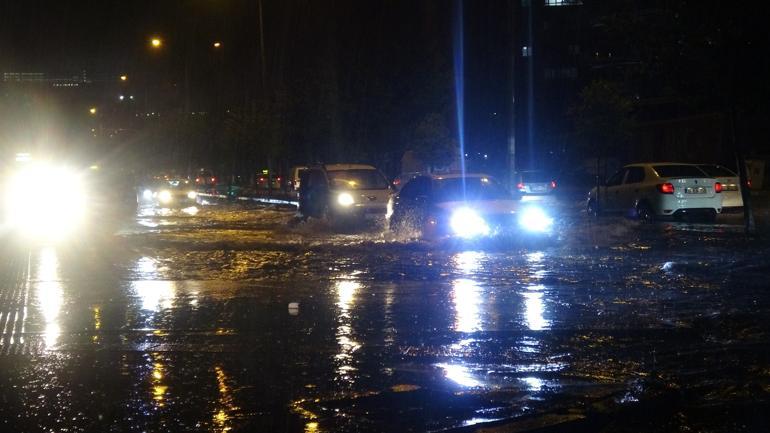Şiddetli sağanak hayatı olumsuz etkiledi... Dere taştı, sele kapılan otomobil sürüklendi