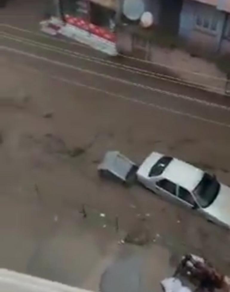 Şiddetli sağanak hayatı olumsuz etkiledi... Dere taştı, sele kapılan otomobil sürüklendi
