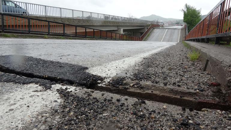 Şiddetli sağanak hayatı olumsuz etkiledi... Dere taştı, sele kapılan otomobil sürüklendi