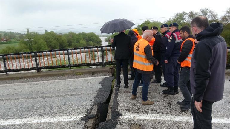Şiddetli sağanak hayatı olumsuz etkiledi... Dere taştı, sele kapılan otomobil sürüklendi