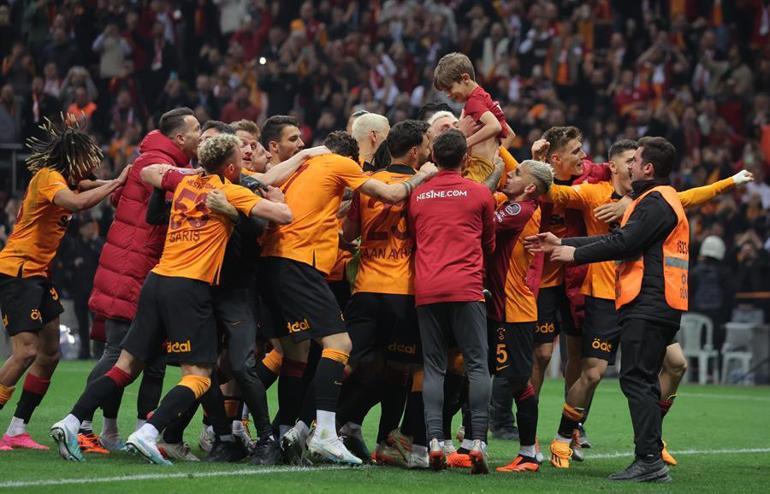 Galatasaray - Başakşehir sonrası şampiyonluk iddiası Kupanın bir ucundan tuttu...