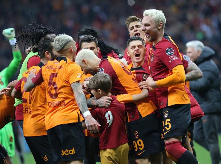 Galatasaray - Başakşehir sonrası şampiyonluk iddiası Kupanın bir ucundan tuttu...
