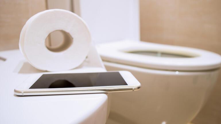 Tuvalette telefon kullananlar dikkat: Bakteri ve virüslerle yaşıyorsunuz Hangi hastalıklara yol açıyor