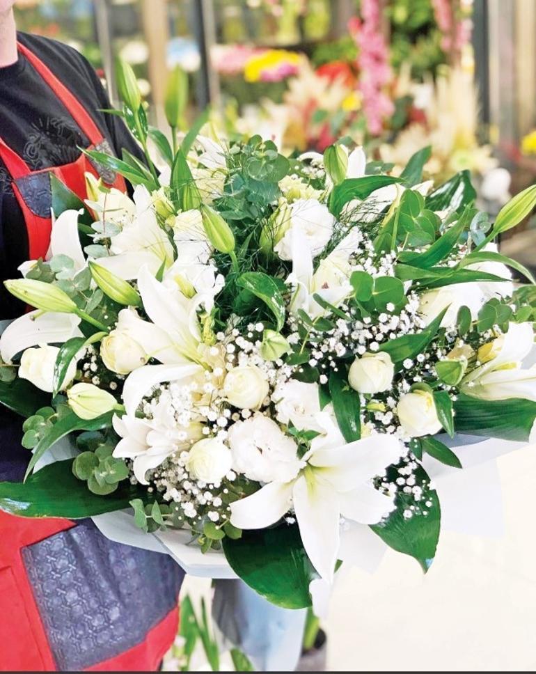 Sen bu çiçeklerden daha güzelsin