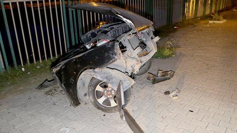 Adanada feci kaza.. Aydınlatma direğine çarpan otomobil ikiye bölündü, sürücü öldü