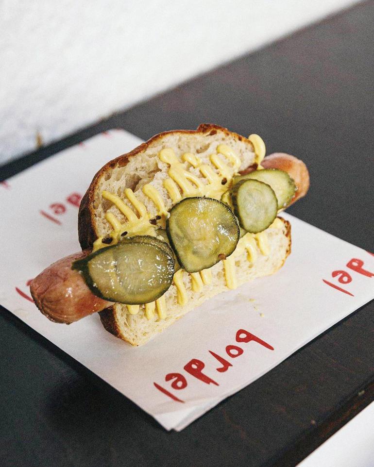 Üzerinde bol sosu, içinde turşusu...