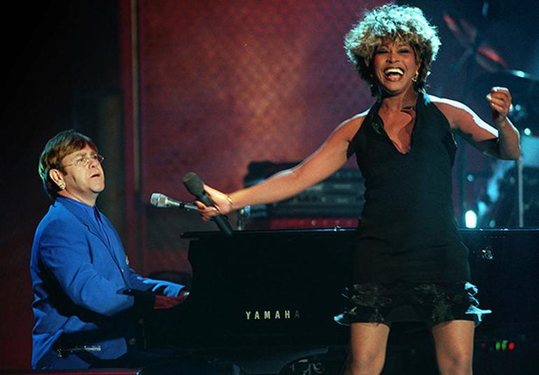 Kocasından dayak yiyip sahneye de çıktı, en büyük başarıları kazanıp kraliçe de ilan edildi... Tina Turner ölürken ardında acılarla yoğurulmuş bir zafer hikâyesi bıraktı