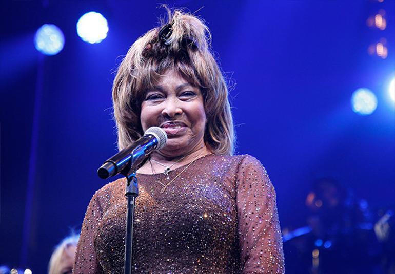 Kocasından dayak yiyip sahneye de çıktı, en büyük başarıları kazanıp kraliçe de ilan edildi... Tina Turner ölürken ardında acılarla yoğurulmuş bir zafer hikâyesi bıraktı