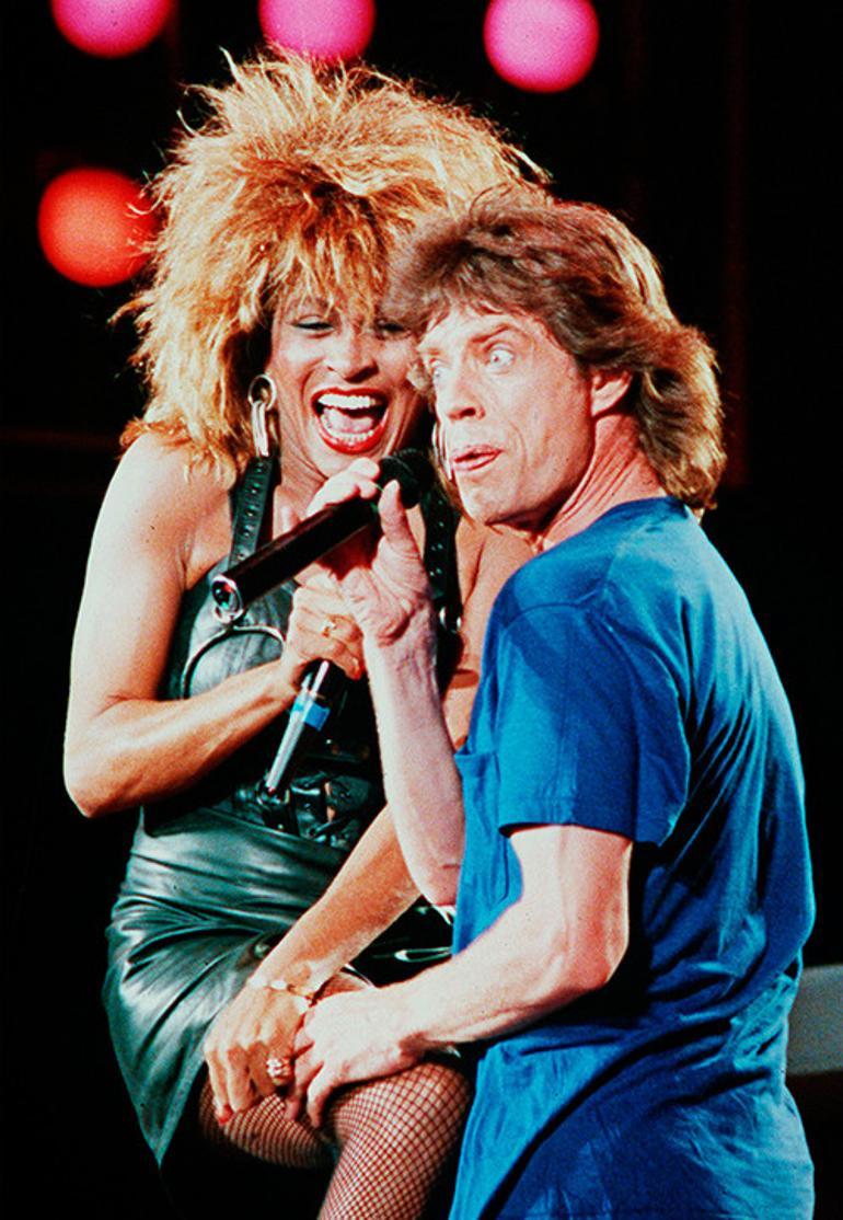 Kocasından dayak yiyip sahneye de çıktı, en büyük başarıları kazanıp kraliçe de ilan edildi... Tina Turner ölürken ardında acılarla yoğurulmuş bir zafer hikâyesi bıraktı