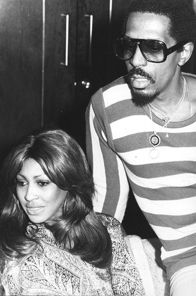 Kocasından dayak yiyip sahneye de çıktı, en büyük başarıları kazanıp kraliçe de ilan edildi... Tina Turner ölürken ardında acılarla yoğurulmuş bir zafer hikâyesi bıraktı