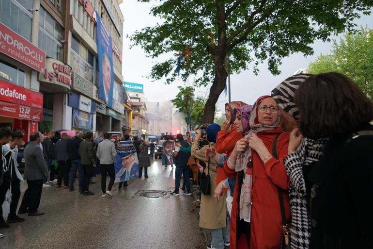 Türkiyenin dört bir yanında seçim kutlamaları başladı