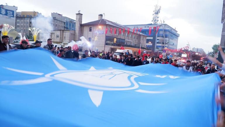 Türkiyenin dört bir yanında seçim kutlamaları başladı