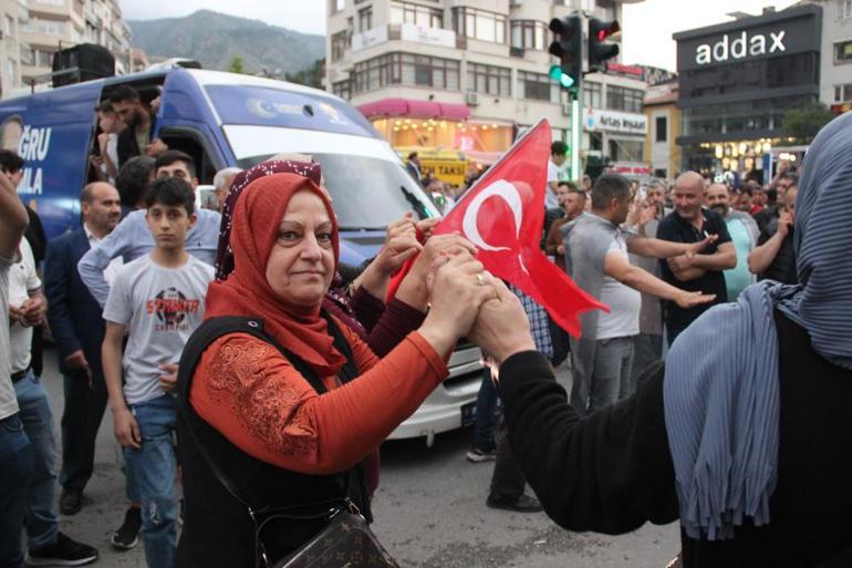 Türkiyenin dört bir yanında seçim kutlamaları başladı