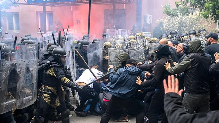 Serblərlə albanlar arasında gərginlik artıb Kosovoda baş verən hadisələrdə 75 nəfər, o cümlədən 25 KFOR əsgəri yaralanıb.