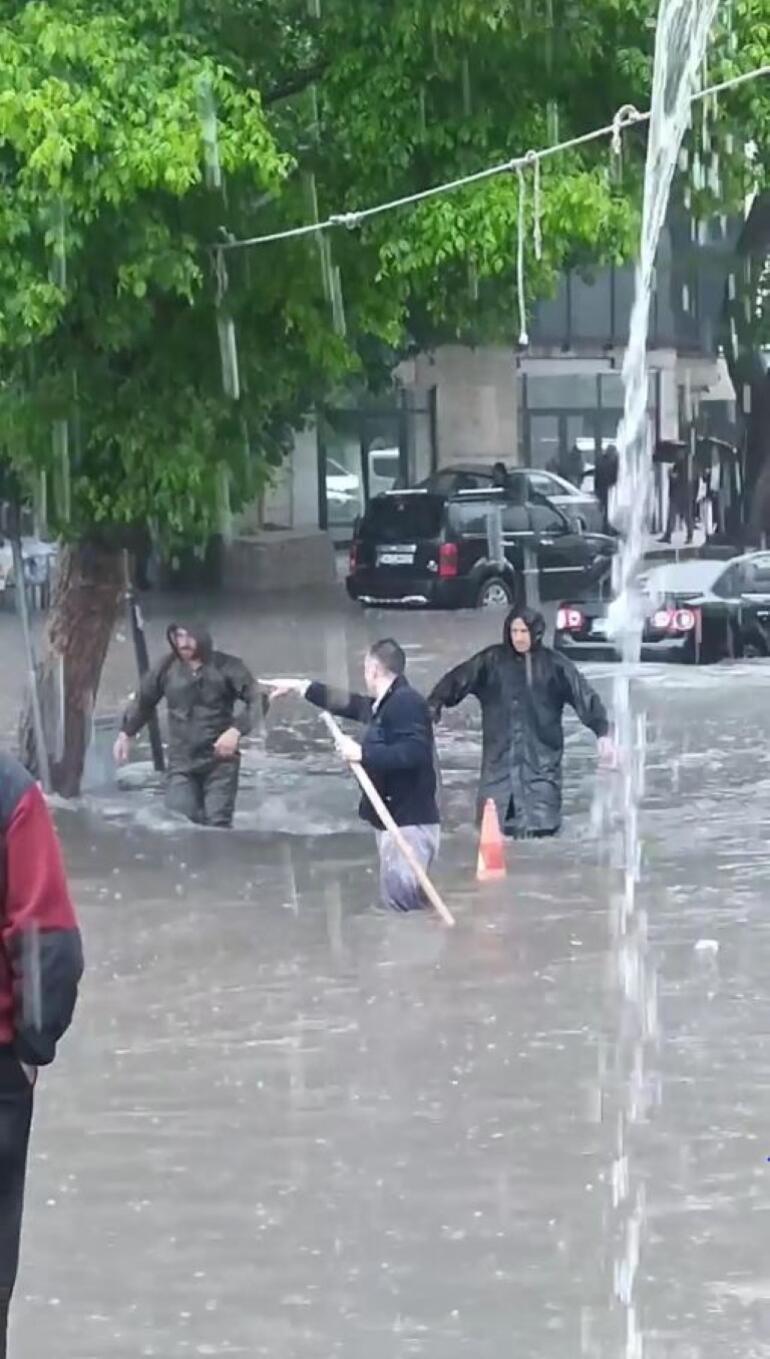 Meteoroloji uyarmıştı Ankarada sel alarmı... Araçlar alt geçitlerde kaldı