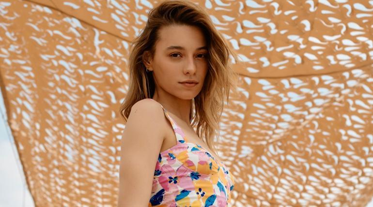 Kanal D’nin ödüllü dizisi Dönence’nin Gece’si Sümeyye Aydoğan’dan çok özel pozlar