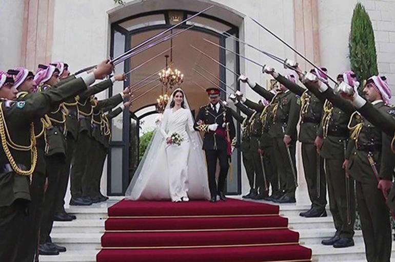 Yılın düğününde kimsenin gözü tacı bile görmedi: Herkes gelinin ayaklarına baktı