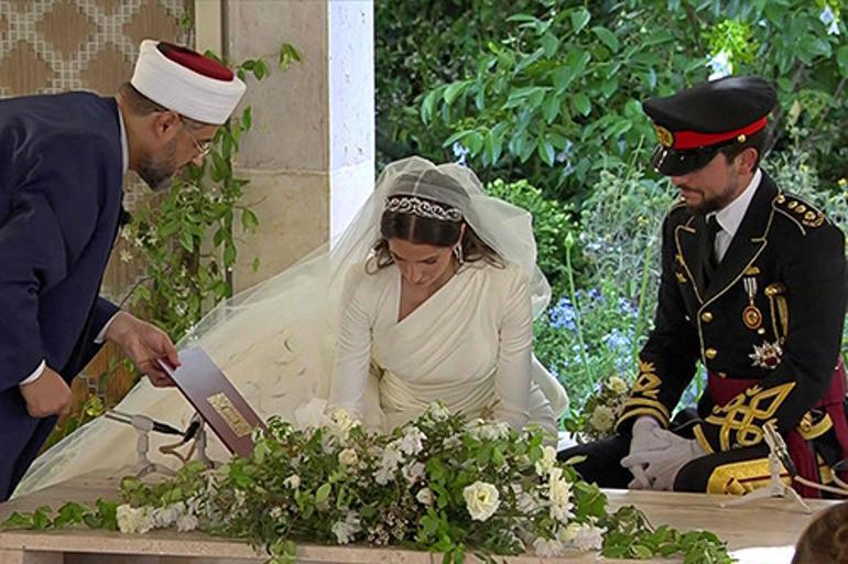 Yılın düğününde kimsenin gözü tacı bile görmedi: Herkes gelinin ayaklarına baktı