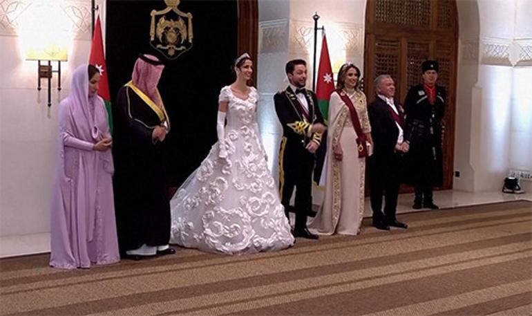 Yılın düğününde kimsenin gözü tacı bile görmedi: Herkes gelinin ayaklarına baktı