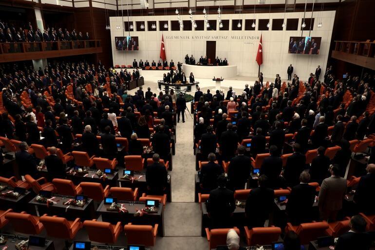 TBMMde 28. dönem başladı: Yeni milletvekilleri Mecliste yemin ediyor